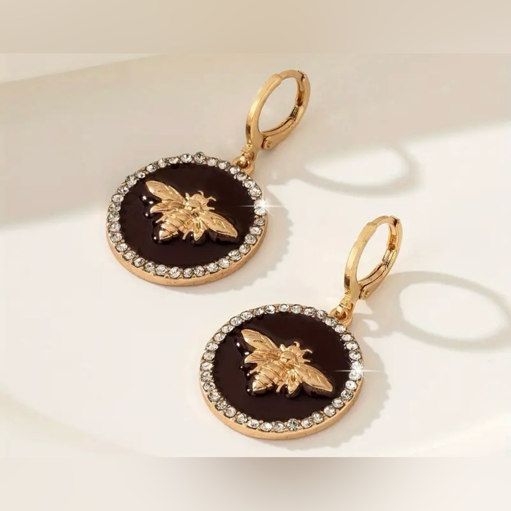 NEW!! Bee-Shaped Dangle Earrings for Women in Wine Red🍷
